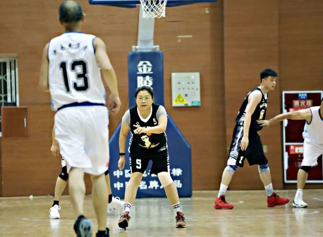 精彩角逐盛况空前,比分胜负让人捏一把汗 精彩角逐盛况空前,比分胜负让人捏一把汗