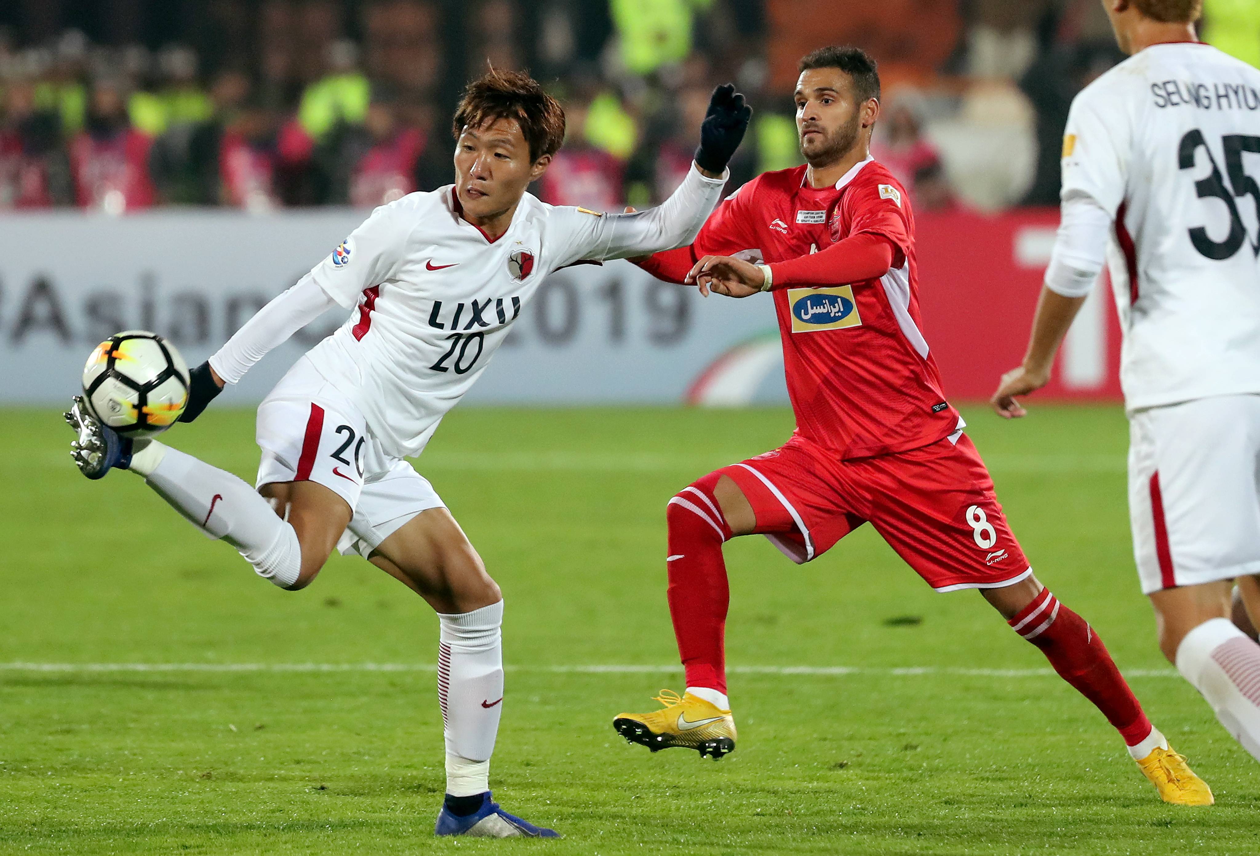 球队对决：青岛黄海战鹿岛鹿角，拼搏争胜